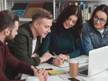 Агенцията по заетостта ще финансира работата на 10 000 ученици