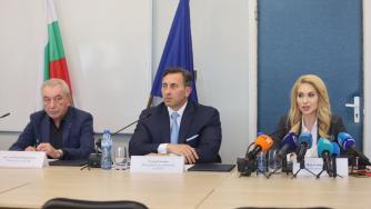 „Както таралежите правят любов“: Регулаторите обещаха да са безпощадни към спекулата покрай еврото