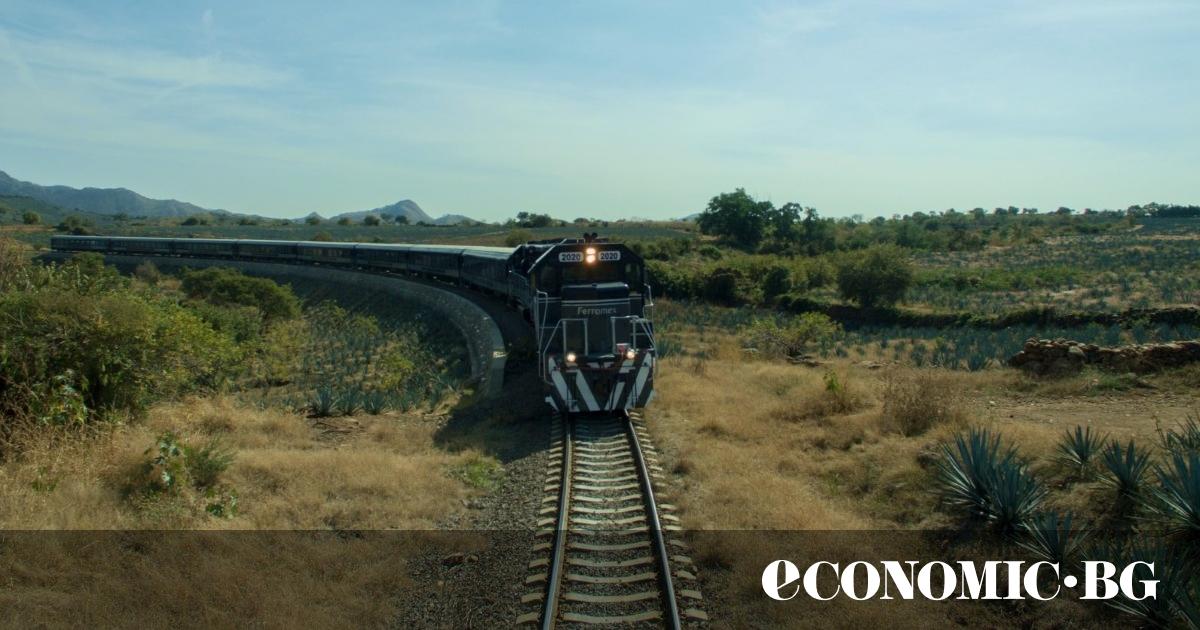 От бар-вагона се разнася музика на мариачи, микрофонът блести, а