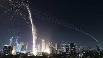 Иран отвърна на Израел с тежък ракетен обстрел