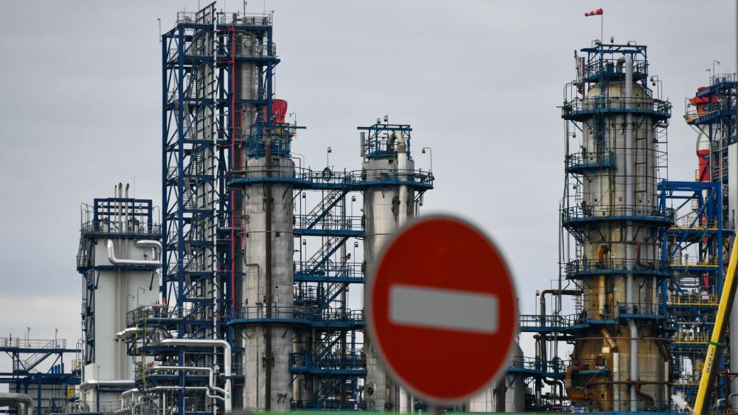 ЕК предлага срок за постепенно прекратяване на вноса на руски газ и нефт