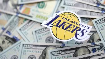 Рекордната сделка, която слага край на ерата Бъс и ражда най-скъпия отбор в света