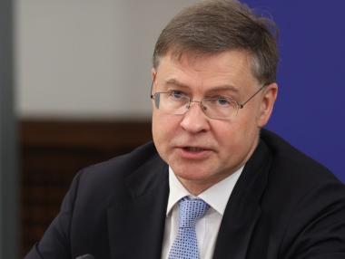 Домбровскис: Няма да има спънки с приемането на еврото в България