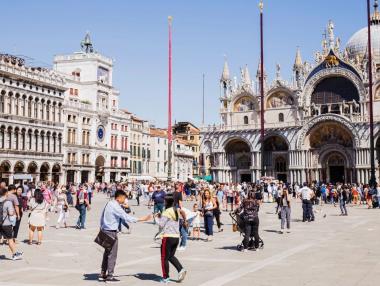 Гняв във Венеция: Защо италианците искат да провалят сватбата на Безос?