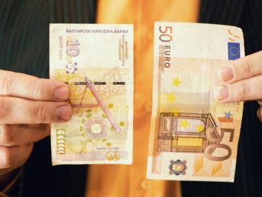 От юли пенсиите ще се обозначават и в евро