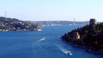 Турция вдига таксите за преминаване на кораби през Босфора и Дарданелите