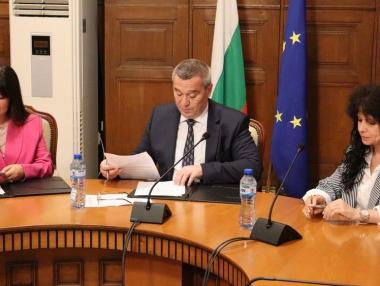 Седмични новини: Задава се държавният магазин за хората; Трима в борба за ПАВЕЦ „Чаира“