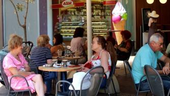 Бизнес климатът в България леко се подобрява през юни