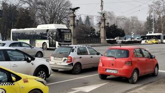 МОСВ иска да вдигне екотаксите за колите, бизнесът се бунтува