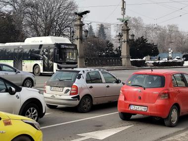 МОСВ иска да вдигне екотаксите за колите, бизнесът се бунтува