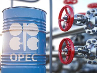 ОПЕК+ ускорява увеличението на добива на петрол