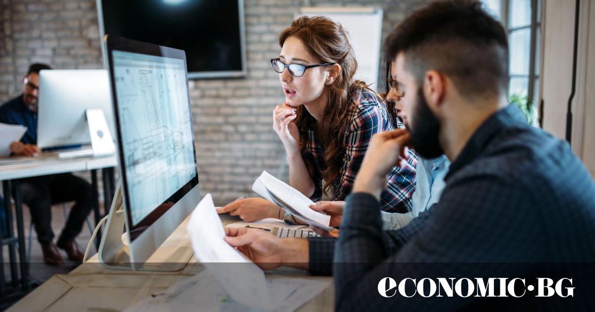 Жените продължават да са малцинство в сектора на информационните и