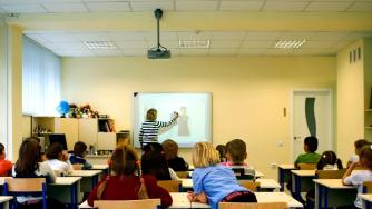 Родителите вече могат да подават искания за еднократна помощ за ученици от 300 лв.