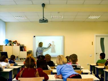 Родителите вече могат да подават искания за еднократна помощ за ученици от 300 лв.