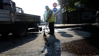 Видео принуди АПИ да санкционира фирма заради ронещ се асфалт