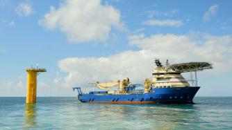 Meta и Google полагат огромна мрежа от подводни кабели. Защо?