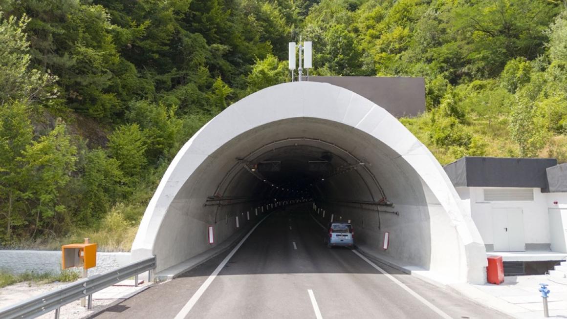 Галерия :: Снимка 3 :: АПИ почти завърши ремонтите по двата тунела на „Хемус“ (галерия)}