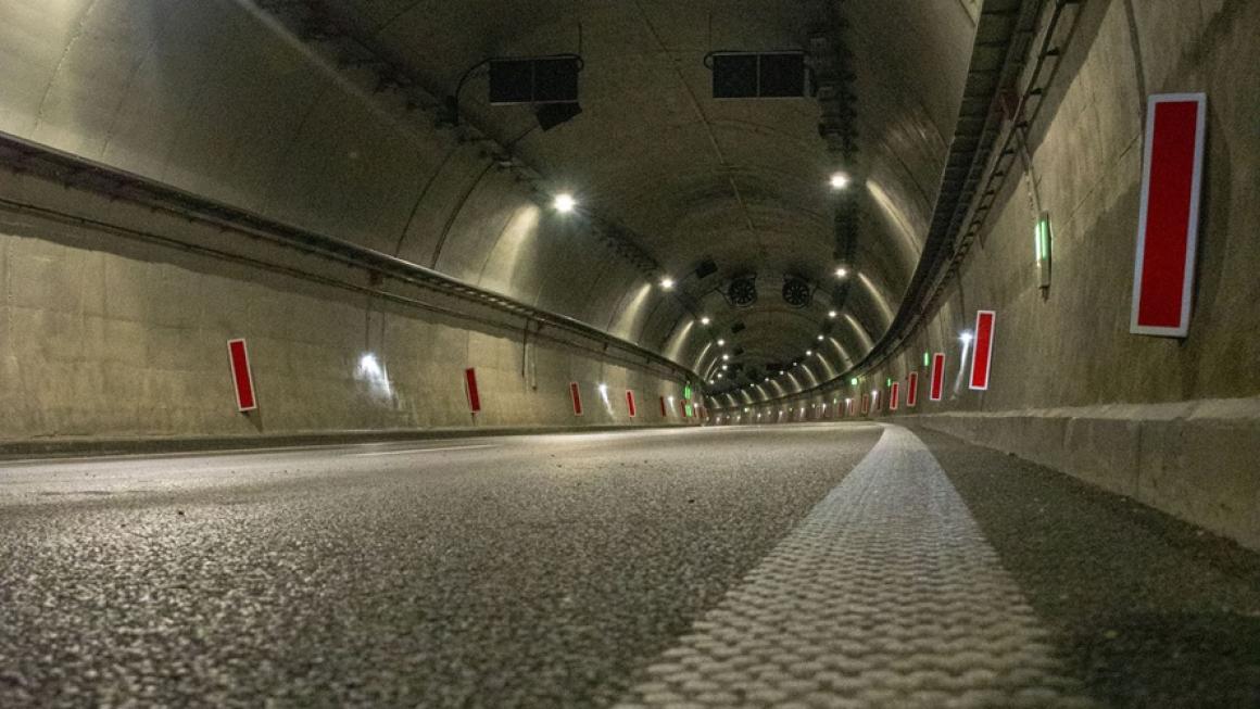 Галерия :: Снимка 6 :: АПИ почти завърши ремонтите по двата тунела на „Хемус“ (галерия)}