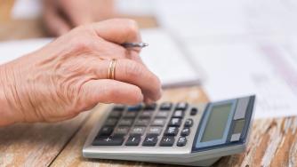 НОИ обясни как точно ще се закръглят пенсиите в евро