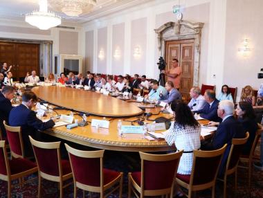 The Budget Committee adopted at first reading higher fines for speculation on the euro