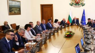 Правителството засега оставя хората без държавен магазин