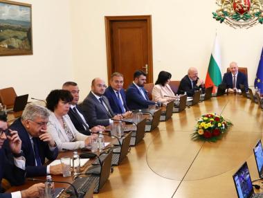 Правителството засега оставя хората без държавен магазин