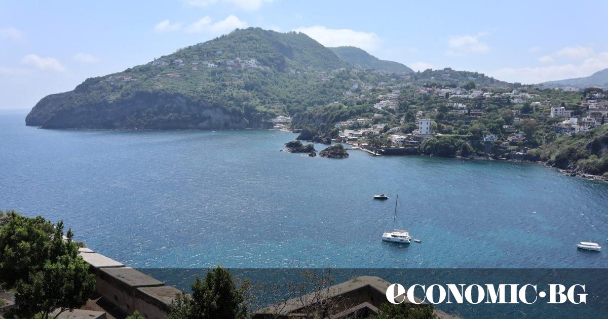 Добре сте. Само не поглеждайте надолу.“ Задържам дъх, поемам протегнатата