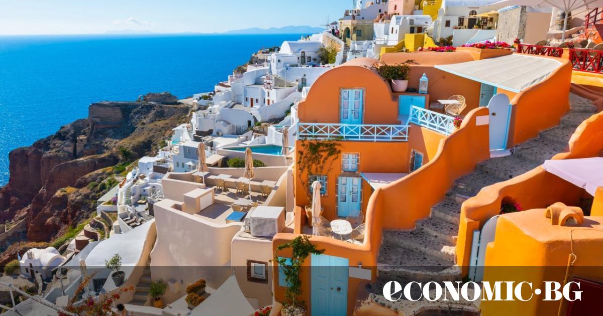 Гърция преживява парадоксален туристически сезон през 2025 г., тъй като