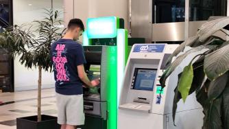 Откога ще можем да теглим евро от банкоматите?