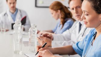 Кризата за медицински сестри ще вдигне лекарските заплати и здравната осигуровка