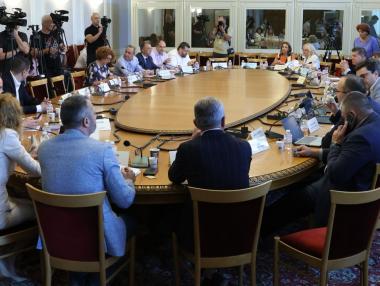 Вечерни новини: Ценовият контрол остава, но има отстъпки; Нов соларен парк край Бараково