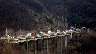 АПИ обещава месец и половина без тапи по „Хемус“