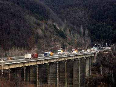 АПИ обещава месец и половина без тапи по „Хемус“