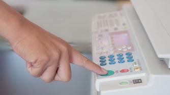 Япония някога бе технологичен гигант. Защо все още използва факс и мастилени печати?