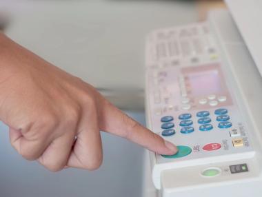 Япония някога бе технологичен гигант. Защо все още използва факс и мастилени печати?