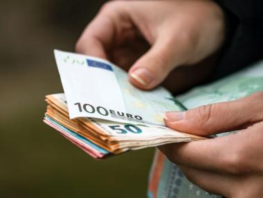 Средната заплата в България нарасна с още 12%