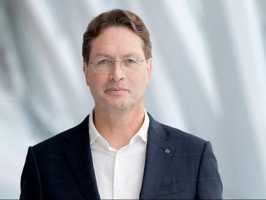 Mercedes прави обратен завой и предупреждава за „колапс“ на индустрията