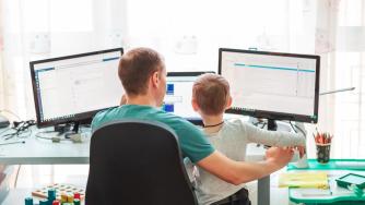 Предложение: Родителите на ученици до 12 години да работят дистанционно през лятото