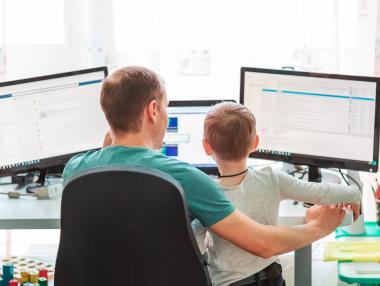 Предложение: Родителите на ученици до 12 години да работят дистанционно през лятото