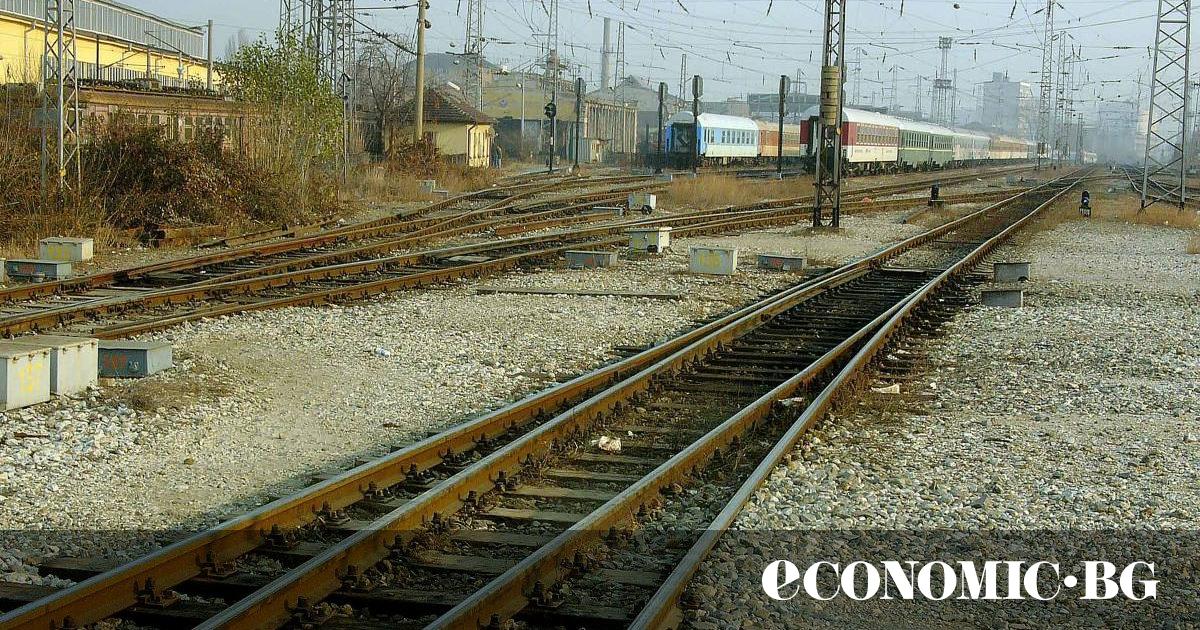 Над 700 км железен път е боядисан с бяла боя