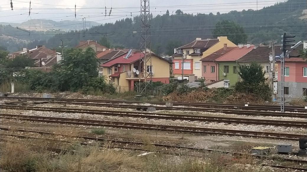 Фирма без финансови отчети забавя ключовата жп връзка със Северна Македония