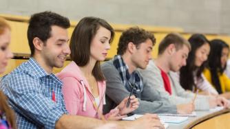 Заетостта се свива при младите и необразованите