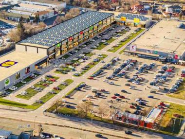 Ритейл парковете са напът да надминат моловете по площ