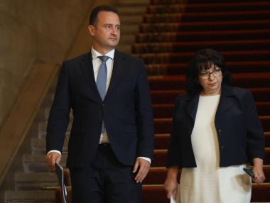 Вечерни новини: Кабинетът наля 5.5 млрд. лв. в ББР и БЕХ; Още 1900 MWh батерии