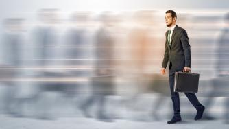 Нова ера на пазара на труда: AI наистина „яде“ работните места на младите