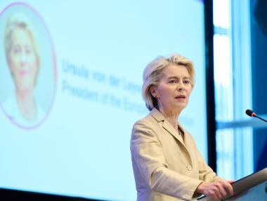 ЕК предлага пълната забрана на руския LNG газ да влезе в сила по-рано