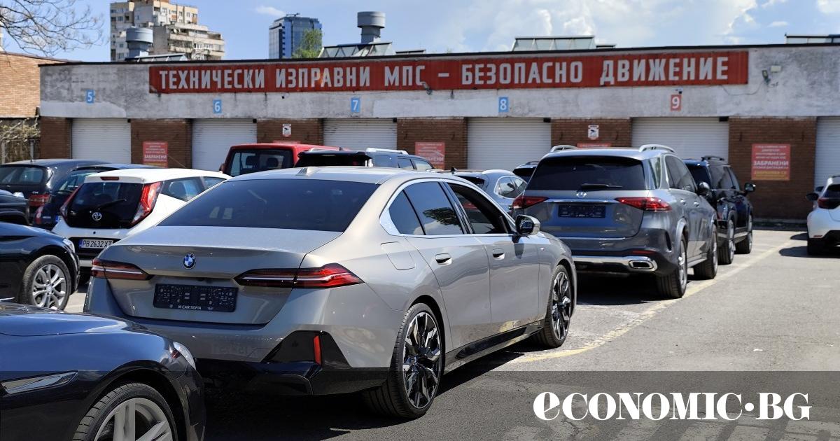 Практиката за поставяне на екостикери на предното стъкло на автомобила