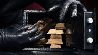 Златото проби границата от 3800 долара