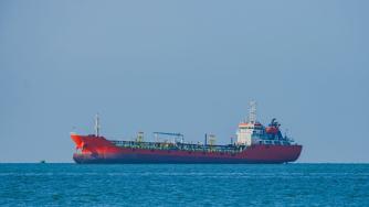 Руски санкционирани танкери продължават да изпускат петрол в морета