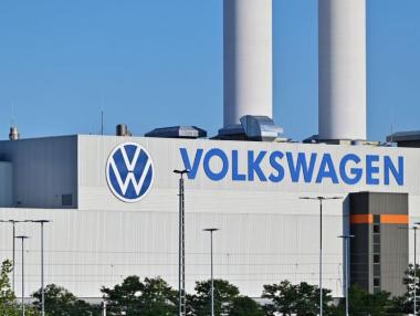 VW спира производството в няколко завода заради слабо търсене на електромобили